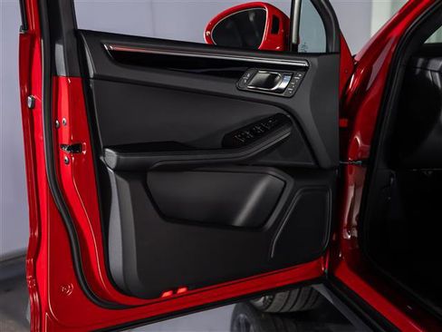 Certified 2026 Porsche Macan AWD/4WD image 22