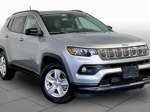 Used 2022 Jeep Compass Latitude w/ Sun and Sound Group AWD/4WD image 3