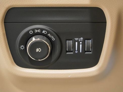 New 2025 Jeep Grand Cherokee Limited w/ Luxury Tech Group II image 40