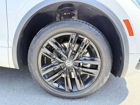 Used 2022 Volkswagen Tiguan SE R-Line AWD/4WD image 12