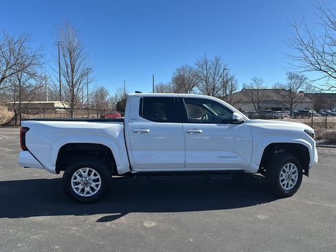 Used 2025 Toyota Tacoma SR5 image 18