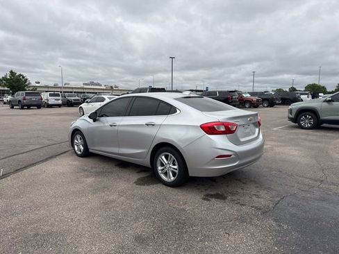 Used 2017 Chevrolet Cruze LT w/ Convenience Package FWD image 5