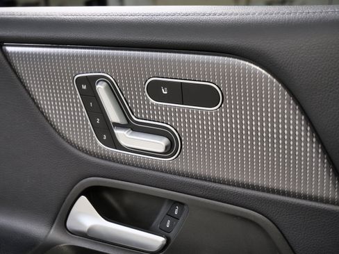 Certified 2021 Mercedes-Benz GLB 250 4MATIC image 31