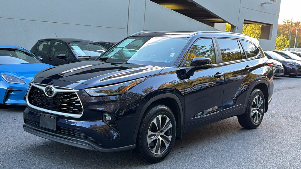 Used 2023 Toyota Highlander XLE AWD/4WD image 2