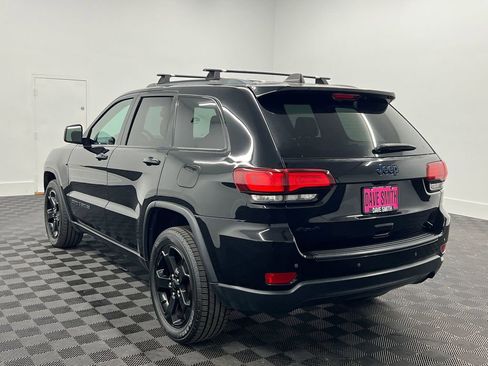 Used 2020 Jeep Grand Cherokee Laredo image 3