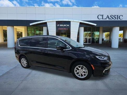 Used 2025 Chrysler Pacifica Select FWD image 2