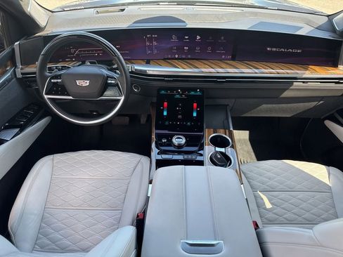 Used 2025 Cadillac Escalade Sport Platinum w/ LPO, Floor Liner Package AWD/4WD image 17