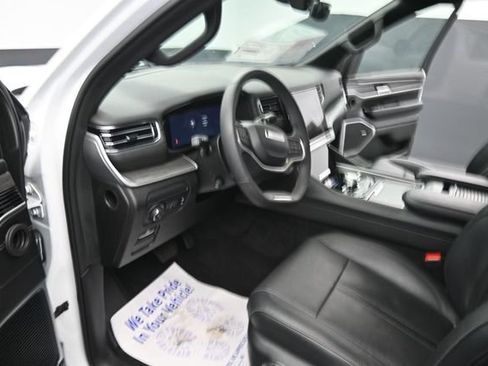 Used 2023 Jeep Wagoneer Series III w/ Preferred Equipment Group AWD/4WD image 19