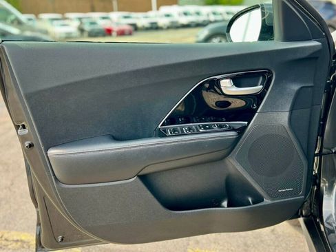 Used 2022 Kia Niro EX w/ Cold Weather Package image 13
