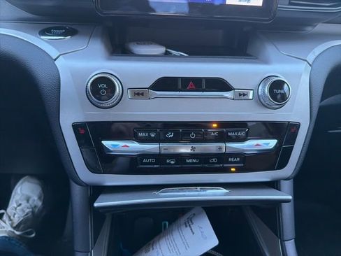 Used 2024 Ford Explorer XLT image 26