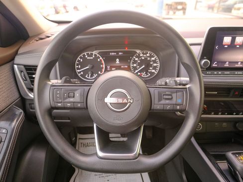 Used 2023 Nissan Rogue SV image 34