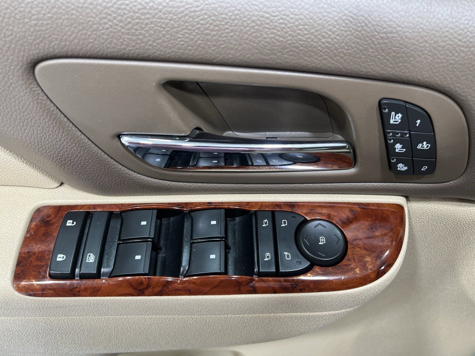 Used 2011 Chevrolet Avalanche LTZ RWD image 13