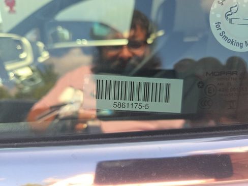 Used 2025 Chrysler Pacifica Select FWD image 4