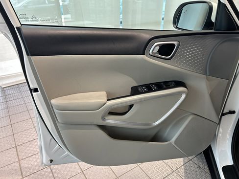 Used 2025 Kia Soul LX w/ LX Technology Package image 13