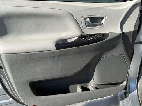 Used 2017 Toyota Sienna LE image 13