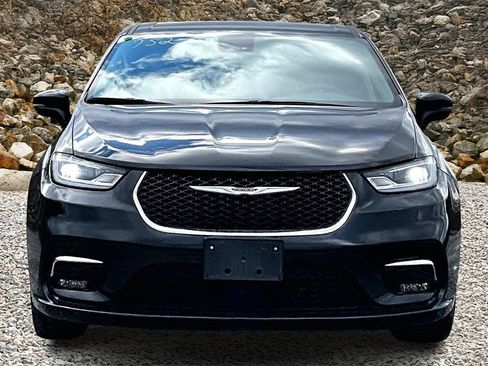 Used 2023 Chrysler Pacifica Touring-L image 3