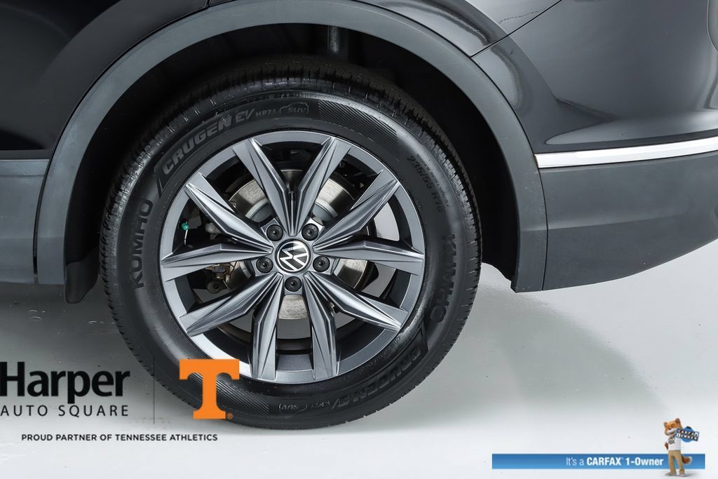 Used 2023 Volkswagen Tiguan SE w/ Panoramic Sunroof Package FWD image 6