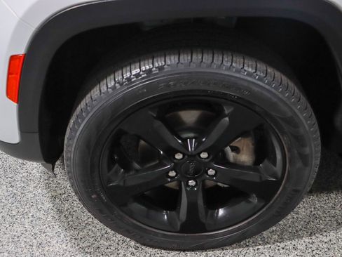 Used 2023 Jeep Grand Cherokee Limited w/ Black Appearance Package AWD/4WD image 11