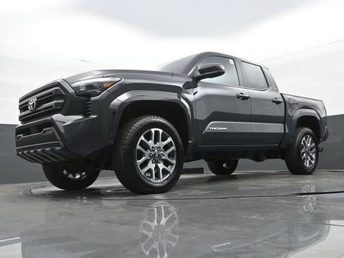 Used 2025 Toyota Tacoma SR5 AWD/4WD image 12