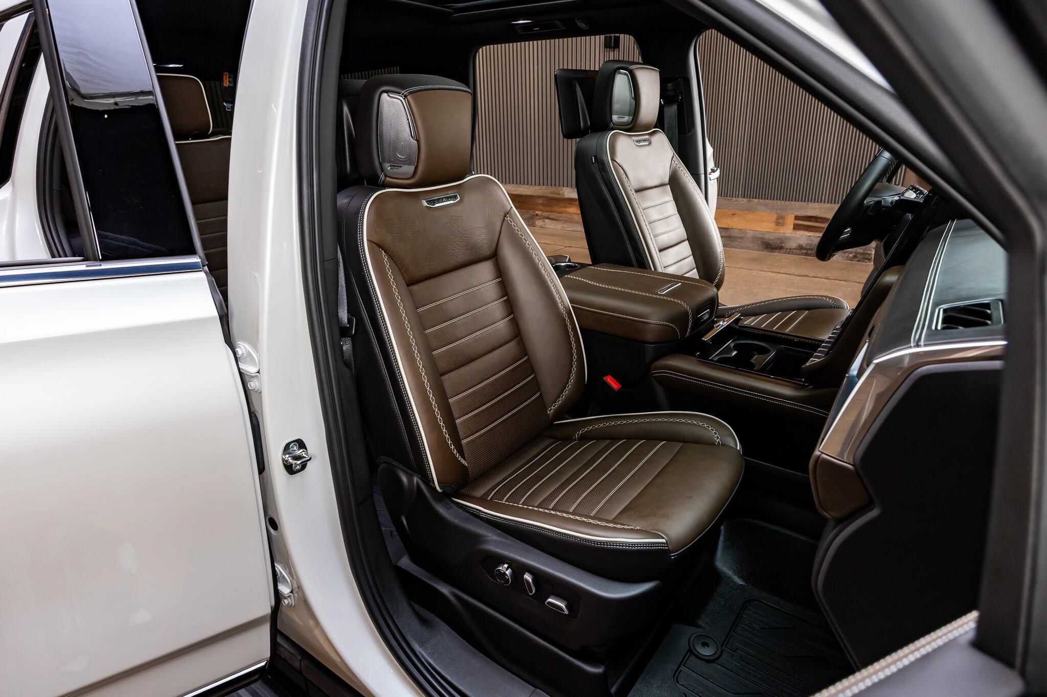 Used 2025 GMC Yukon Denali Ultimate w/ LPO, Floor Liner Package AWD/4WD image 29