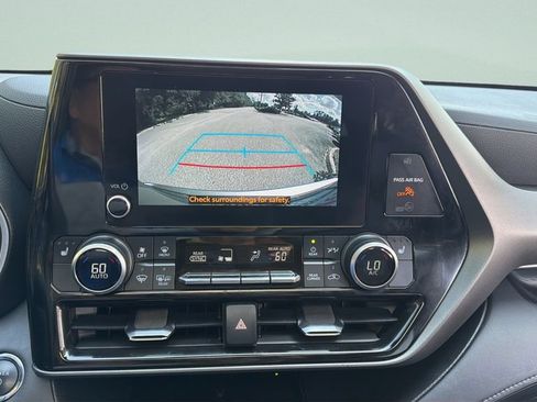 Used 2023 Toyota Highlander XLE FWD image 17