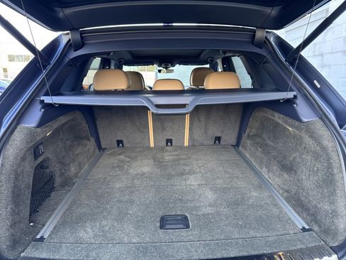 Used 2022 Bentley Bentayga V8 image 28