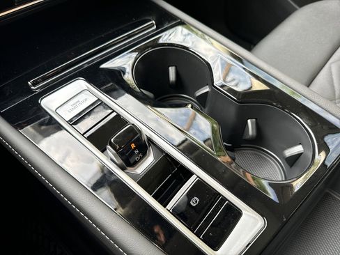 Used 2025 Volkswagen Atlas SE image 14