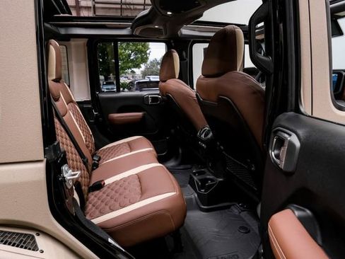 Used 2025 Jeep Wrangler Unlimited Rubicon w/ Technology Group image 74