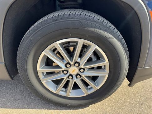 Used 2023 Chevrolet Traverse LT image 9