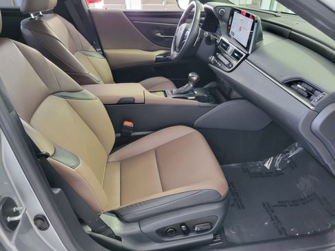 Certified 2025 Lexus ES 300h w/ Premium Package FWD image 17