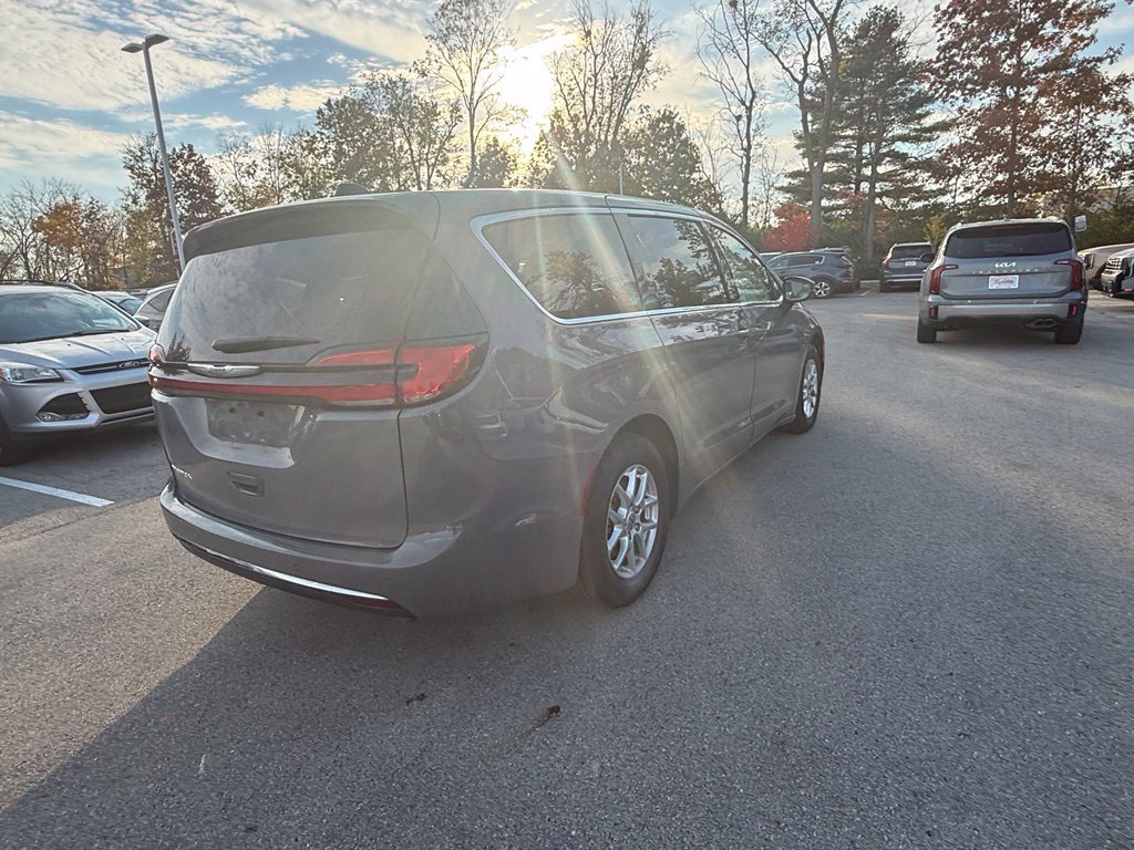 Used 2023 Chrysler Pacifica Touring-L FWD image 6