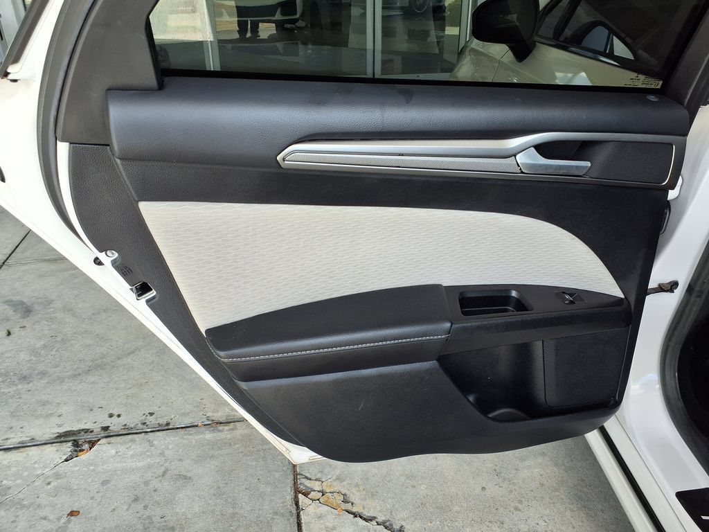 Used 2019 Ford Fusion SE w/ Equipment Group 151A FWD image 12