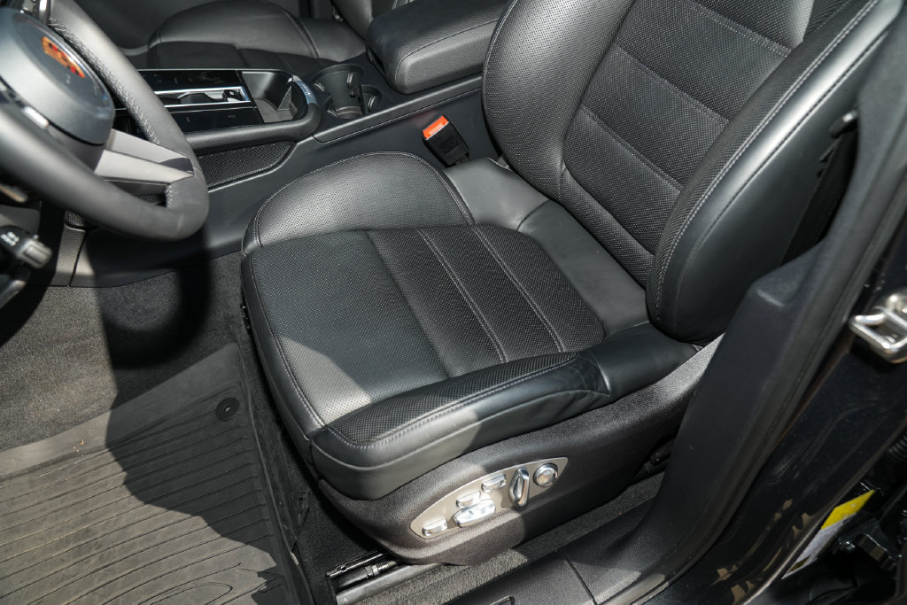 Certified 2026 Porsche Macan AWD/4WD image 21
