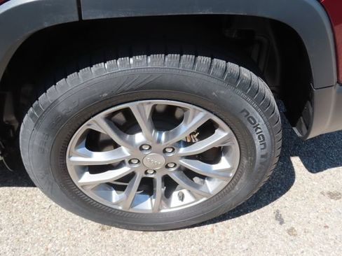 Used 2019 Jeep Cherokee Latitude Plus w/ Cold Weather Group AWD/4WD image 16