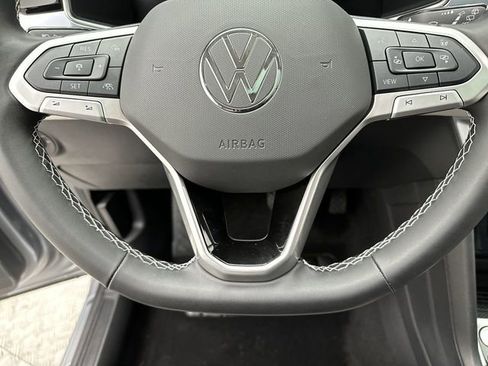 Certified 2025 Volkswagen Taos SE image 16