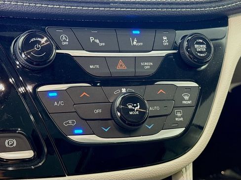 Used 2023 Chrysler Pacifica Limited w/ Uconnect Theater Family Group AWD/4WD image 13