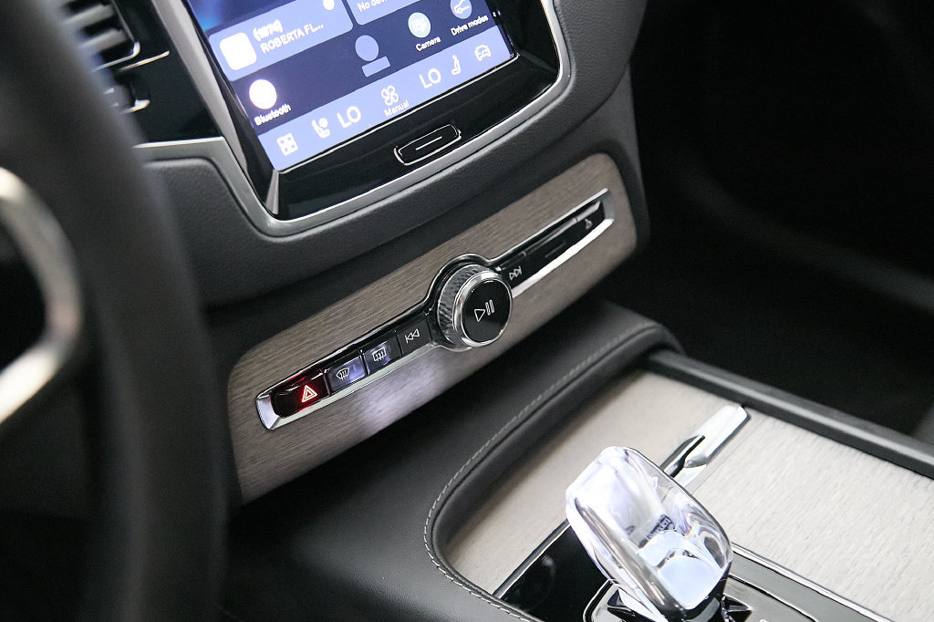 Certified 2024 Volvo XC90 T8 Ultimate w/ Lounge Package AWD/4WD image 17