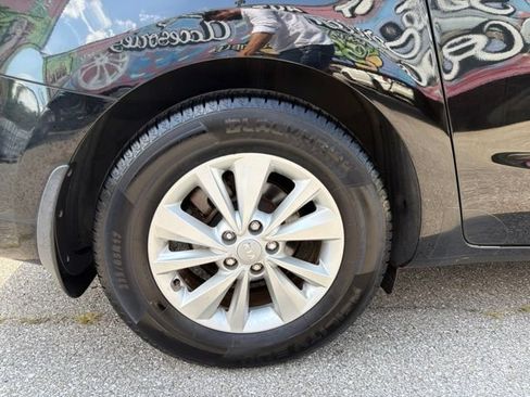 Used 2018 Kia Sedona LX FWD image 31