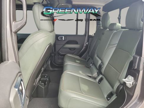 Used 2025 Jeep Gladiator Mojave w/ Convenience Group AWD/4WD image 16