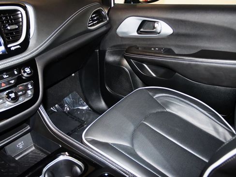 Used 2026 Chrysler Pacifica Limited FWD image 49