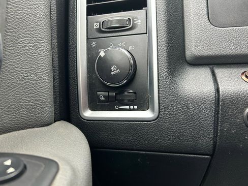 Used 2016 RAM 1500 Classic SLT w/ Luxury Group image 28