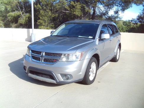 Used 2016 Dodge Journey SXT w/ Comfort/Convenience Group FWD image 3