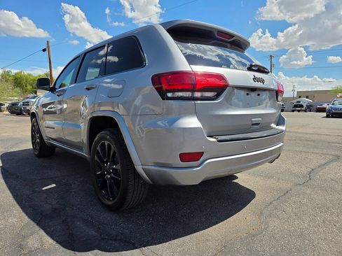 Used 2018 Jeep Grand Cherokee Altitude RWD image 18