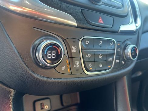 Used 2018 Chevrolet Equinox LT image 3