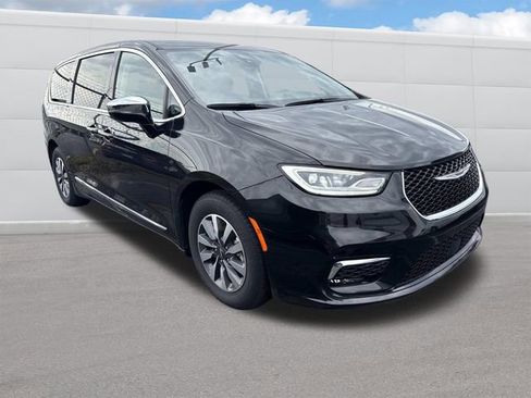 Used 2023 Chrysler Pacifica Limited FWD image 11