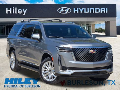 Used 2023 Cadillac Escalade ESV Luxury RWD image 2
