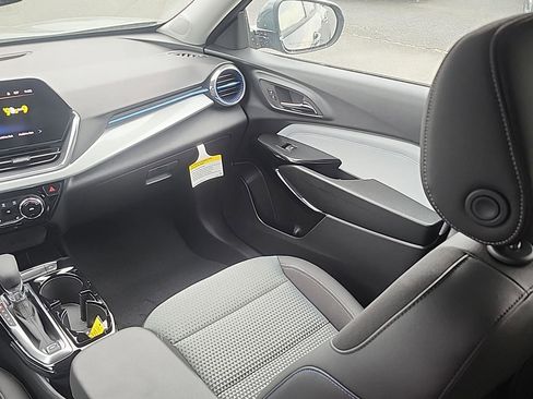 New 2025 Chevrolet Trax LT w/ LT Convenience Package image 16