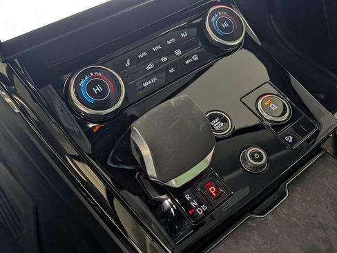 Used 2023 Land Rover Range Rover Sport SE Dynamic image 31