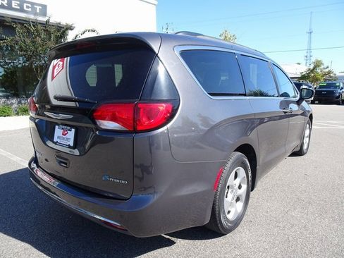 Used 2017 Chrysler Pacifica Premium image 4