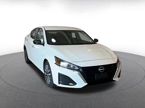 Used 2025 Nissan Altima 2.5 SV FWD image 3